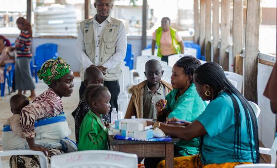 Семья возвращается в Южное Киву в ДРК после нескольких месяцев пребывания в лагере беженцев в Бурунди.